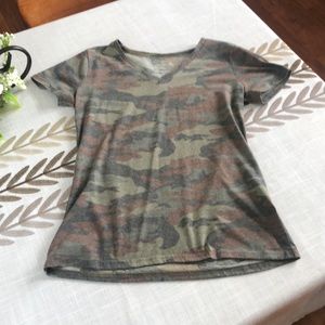 Camo tee v neck